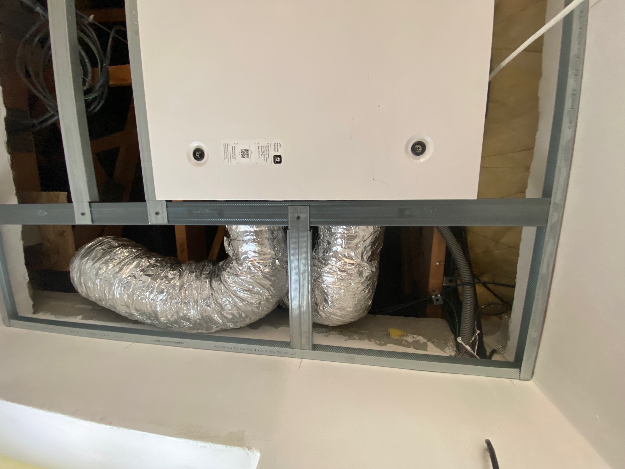 podstropna-rekuperacia-domekt-r-400-instalacia-v-technikjej-miestnosti