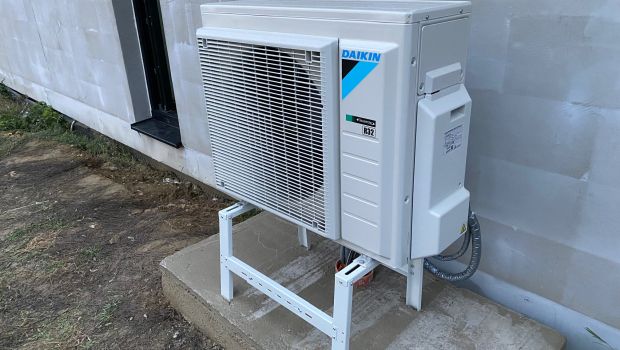 vonkajsia-jednotka-daikin-tichy-podstavec-a-odvod-kondenzatu