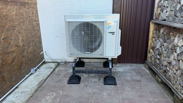 Daikin Altherma 3 – 8 kW vonkajšia jednotka na podstavci pri rodinnom dome