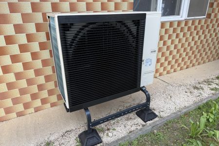 Vonkajšia jednotka tepelného čerpadla Daikin Altherma 11 kW na podstavci