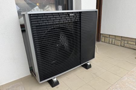 Vonkajšia jednotka Daikin Altherma 4 – 14 kW pri rodinnom dome