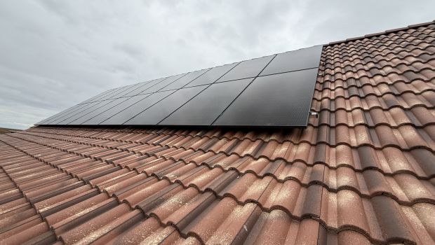 Čierne FV panely na šikmej škridlovej streche, 20 ks, systém Melmar v Hlohovci