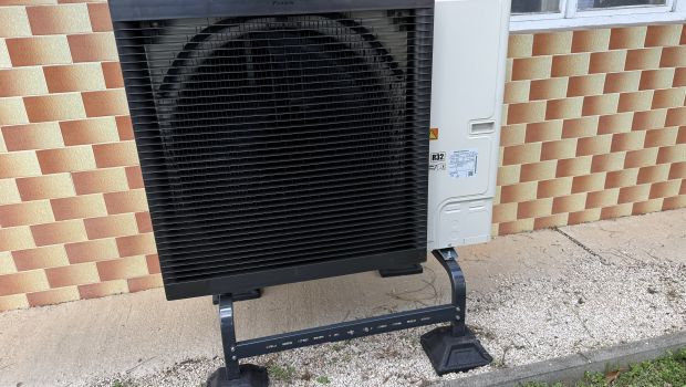 Daikin Altherma 11 kW vonkajšia jednotka pri rodinnom dome