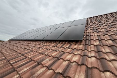 Čierne FV panely na šikmej škridlovej streche, 20 ks, systém Melmar v Hlohovci.