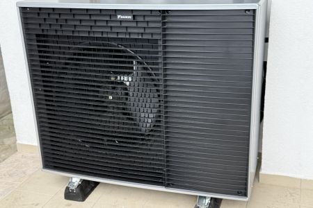 Tepelné čerpadlo Daikin Altherma 4 – 14 kW osadené na antivibračných podložkách