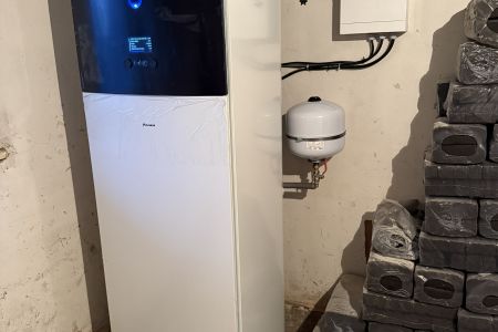 Vnútorná jednotka Daikin Altherma so zásobníkom TÚV v technickej miestnosti