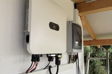 Menič Huawei 10 kW s AC/DC rozvádzačom a prípravou na batérie, montáž Melmar v Hlohovci