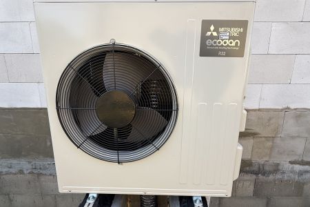 ecodan-8kw-vonkajsia-jednotka-mitsubishi-eco-inverter-na-podstavci